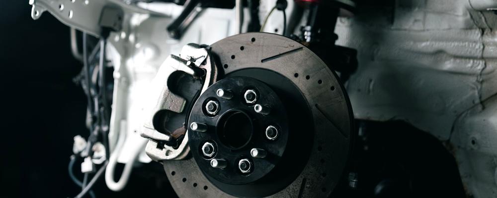 Disc brake and caliper on a vehicle